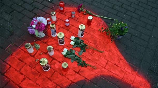 Ermittlungen wegen Brandstiftung und Mord in Düsseldorf Kerzen und Blumen liegen in einem auf das Pflaster gesprühten roten Herzen in Düsseldorf nach dem mörderischen Brandanschlag.