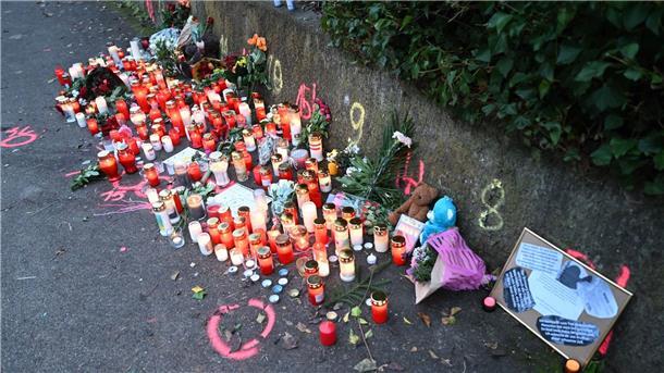 Entsetzen in Illerkirchberg - Haftbefehl wegen Mordes Kerzen und Blumen stehen am Tatort.