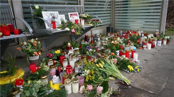 Phänomen oder Einzelfall? Beratung zu Messerattacken Kerzen und Blumen stehen und liegen im Bahnhof Brokstedt in einem Wartehäuschen.