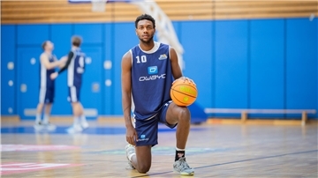 Kevin Charles spielt bei den Eisbären seine erste Saison als Profi. Für den Power Forward gibt es auf und neben dem Spielfeld noch viel zu lernen.