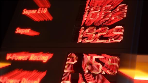 Kevin Kühnert ist für eine Übergewinnsteuer. Unternehmen, die Krisengewinnler sind, sollen dafür extra Steuern zahlen. Das sehen in der Koalition nicht alle so. Kühnert erklärt, warum es unterschiedliche Meinungen in der Regierung gibt.