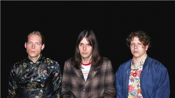 Kevin Kuhn (Schlagzeug), Julian Knoth (Bass und Gesang) und Max Rieger (Gitarre und Gesang) sind Die Nerven.