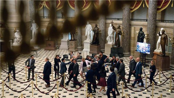 Kevin McCarthy (5.v.r) kehrt zum Plenarsaal zurück, nachdem sich das Repräsentantenhaus für den Abend vertagt hat.