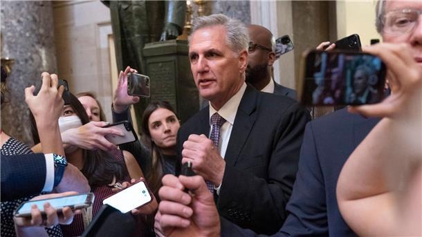 Kevin McCarthy auf dem Weg zum Plenarsaal.