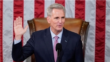 Kevin McCarthy bei seiner Vereidigung  als Sprecher des Repräsentantenhauses im Kapitol.
