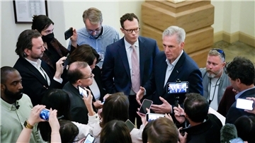 Kevin McCarthy (M-r), Sprecher des Repräsentantenhauses, hat sich im Schuldenstreit mit US-Präsident Joe Biden auf einen Deal geeinigt.