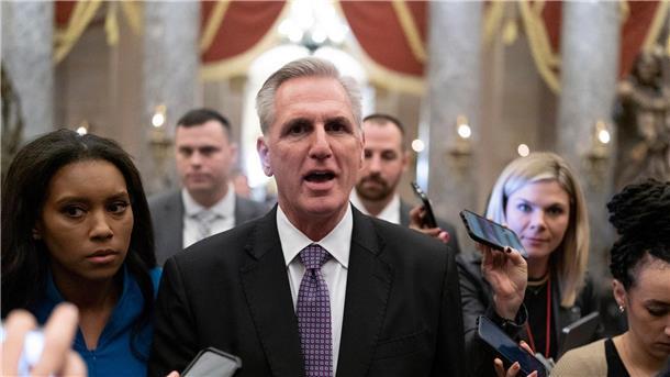 Kevin McCarthy spricht nach mehreren ergebnislosen Wahlgängen mit Reportern.