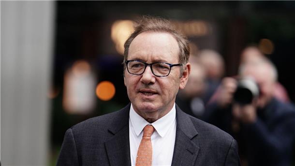 Kevin Spacey vor Gericht - Jetzt entscheidet die Jury Kevin Spacey erscheint im dunklen Anzug vor dem Southwark Crown Court.