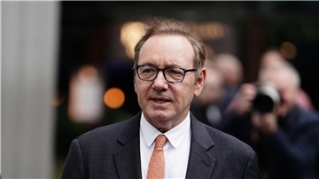 Kevin Spacey erscheint im dunklen Anzug vor dem Southwark Crown Court.