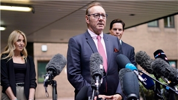Kevin Spacey spricht vor dem Southwark Crown Court in London.