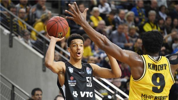 Kevin Yebo (links) - hier noch im Dress der Hamburg Towers - wird kommende Saison bei den Eisbären Bremerhaven spielen.