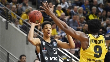 Kevin Yebo (links) - hier noch im Dress der Hamburg Towers - wird kommende Saison bei den Eisbären Bremerhaven spielen.