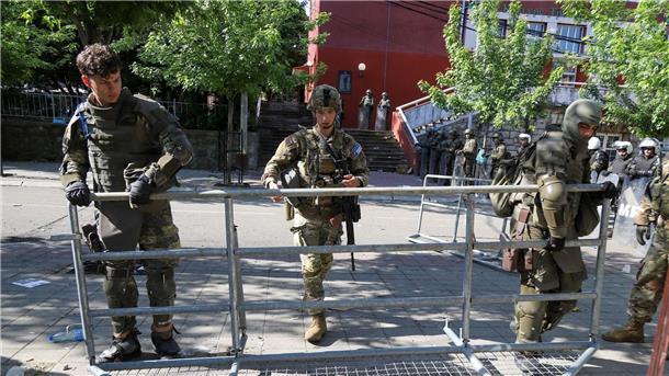 Kosovo: Nato schickt nach Ausschreitungen weitere Soldaten KFOR-Soldaten errichten einen Sicherheitszaun nach den gestrigen Zusammenstößen zwischen ethnischen Serben und Truppen der NATO-geführten KFOR-Friedenstruppe.