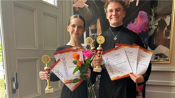 Das Tanzpaar Khrystina Kozliuk und Jakob Froebe posiert mit Urkunden und Pokalen.