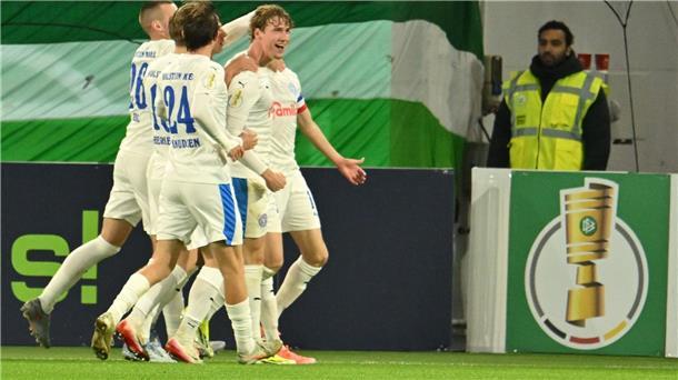 Simonis unter Druck: Wolfsburg blamiert sich im Pokal Kieler Jubel in Wolfsburg.