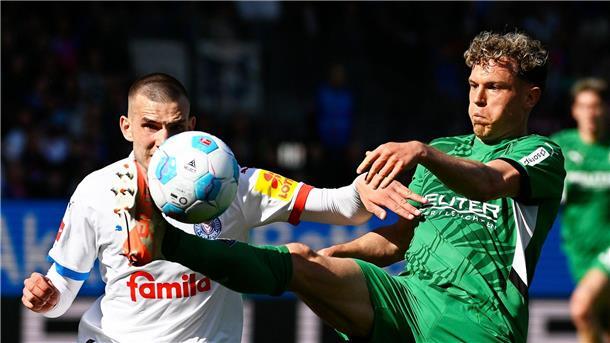 Kiel besiegt Gladbach bei Tor-Spektakel mit 4:3 Kiels David Zec (l) und Gladbachs Robin Hack kämpfen um den Ball.