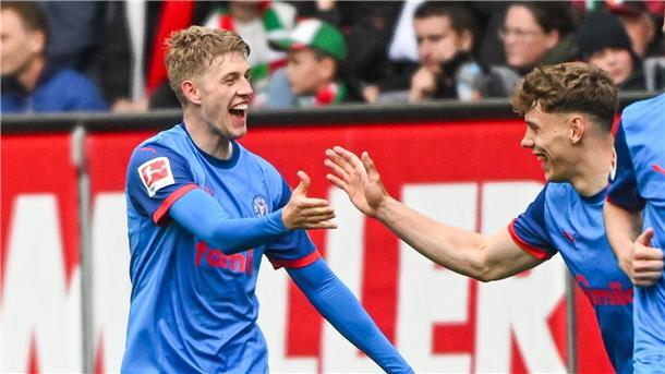 „Sehr effektiv“: Furiose Kieler stürmen Richtung Relegation Kiels Doppel-Torschütze Alexander Bernhardsson (l) feiert in Augsburg.