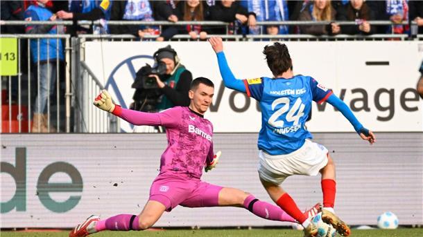 Leverkusen spielt sich ein: 2:0 bei harmlosen Kielern Kiels Knudsen (r) scheitert bei einer der wenigen Holstein-Chancen gegen Leverkusens Torhüter Matej Kovar.