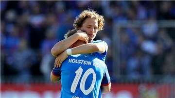 Kiels Lewis Holtby (vorne) wird nach dem Abstieg von Teamkollege Fiete Arp getröstet.