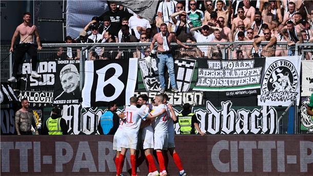 Kiel besiegt Gladbach bei Tor-Spektakel mit 4:3 Kiels Spieler jubeln nach dem Treffer zum 1:0.