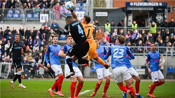 Leverkusen spielt sich ein: 2:0 bei harmlosen Kielern Kiels Torhüter Timon Weiner (M) war gegen Leverkusen immer wieder gefordert.