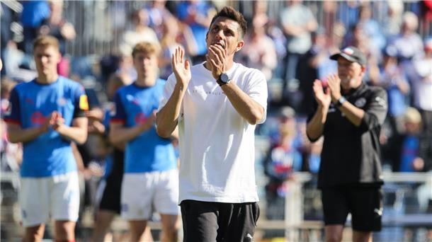 Kiels Trainer Marcel Rapp applaudiert nach dem Abstieg den Fans