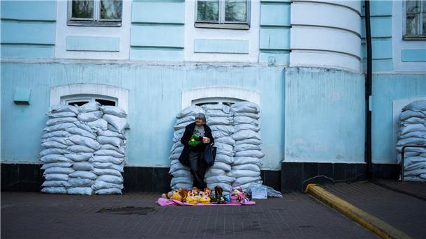 Krieg gegen die Ukraine: So ist die Lage Kiew ist eine Stadt der Gegensätze geworden: Vor mit Sandsäcken geschützten Fenstern verkauft eine Frau Spielzeug. Die Ukraine verteidigt sich nun seit 796 Tagen gegen den russischen Angriffskrieg.