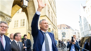 Kiews Bürgermeister Vitali Klitschko winkt bei der Friedenskonferenz in Münster.