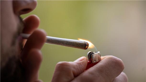 Cannabis-Konsum auf Weihnachtsmärkten verboten Kiffen auf Weihnachtsmärkten ist in Niedersachsen und Bremen nach gängigen Regeln nicht erlaubt, zusätzliche Verbote sind aber nicht geplant. (Symbolbild)