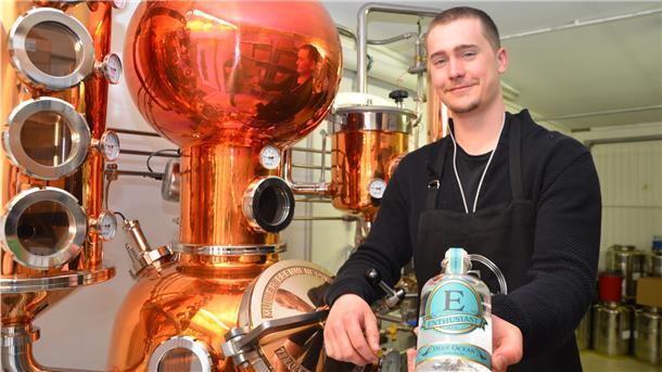 Kilian Eilers zeigt stolz den Gin „Deep Ocean“, der in der eigenen Destillerie hergestellt wird und der bei der Frankfurt International Trophy mit Gold prämiert wurde.