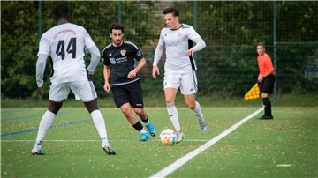 Kilian Hartmann (rechts) und Anouar Adam (links) wollen mit dem OSC Bremerhaven den Lotto-Pokal gewinnnen und damit in den DFB-Pokal einziehen.