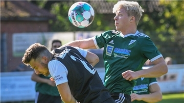 Kilian-Lasse Tienken (rechts) bereitete den wichtigen 1:0-Führungstreffer des FC Hagen/Uthlede vor.