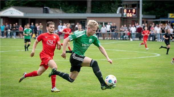Kilian-Lasse Tienken (rechts) will mit dem FC Hagen/Uthlede den nächsten Heimsieg einfahren. 
