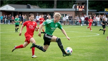 Kilian-Lasse Tienken (rechts) will mit dem FC Hagen/Uthlede den nächsten Heimsieg einfahren. 