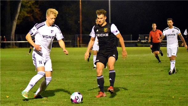 Kilian Tienken (links) hat mit dem FC Hagen/Uthlede im November sechs Spiele vor der Brust.