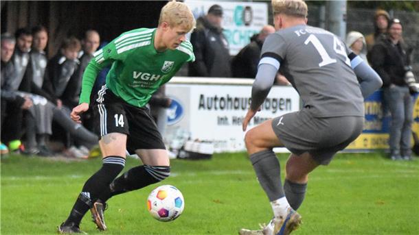 Kilian Tienken (links) machte auf der rechten Seite viel Druck und entschied das Spiel für den FC Hagen/Uthlede mit dem Tor zum 2:0.