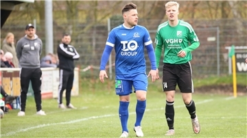 Kilian Tienken (rechts) kann mit dem FC Hagen/Uthlede den zweiten Heimsieg innerhalb von drei Tagen feiern.