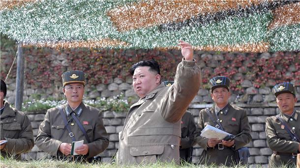 Drohender Atomtest: Machthaber Kim geht hohes Risiko ein Kim Jong Un bei einer Militärübung für Luftangriffe der koreanischen Volksarmee.