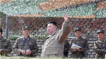 Kim Jong Un bei einer Militärübung für Luftangriffe der koreanischen Volksarmee.