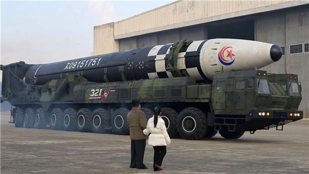 Kim zeigt sich mit Tochter: Was plant Nordkoreas Machthaber? Kim Jong-un geht nach nordkoreanischen Angaben in Begleitung seiner Tochter vor einem Militärfahrzeug mit einer Rakete entlang.