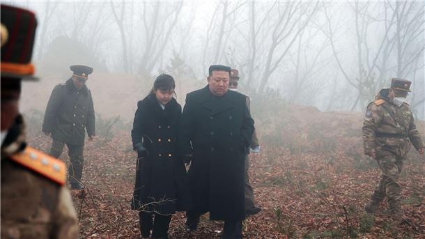 Nordkorea meldet Übung für nuklearen Gegenangriff Kim Jong Un, Machthaber von Nordkorea, mit seiner Tochter bei einer taktischen Militärübung an einem nicht genannten Ort. Die Aufnahme wurde von der staatlichen nordkoreanischen Nachrichtenagentur KCNA zur Verfügung gestellt. Sein Inhalt kann nicht unabhängig verifiziert werden.