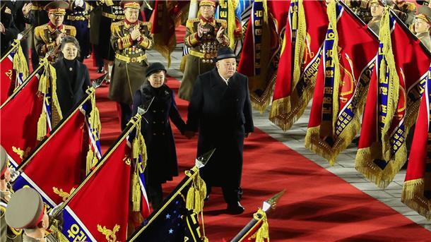 Kim zeigt sich mit Tochter: Was plant Nordkoreas Machthaber? Kim Jong Un mit seiner Tochter während einer Militärparade anlässlich des 75. Jahrestages der Gründung der Koreanischen Volksarmee auf dem Kim-Il-Sung-Platz.