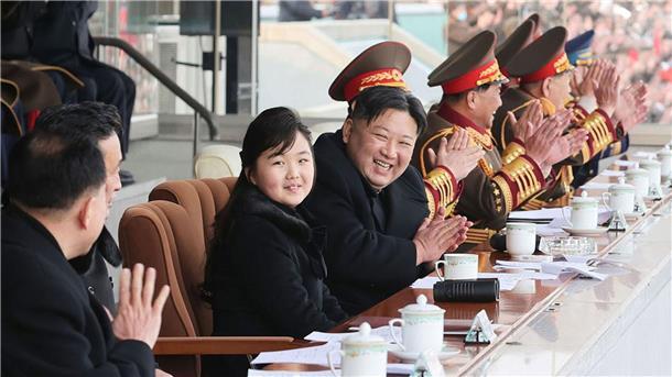 Kim zeigt sich mit Tochter: Was plant Nordkoreas Machthaber? Kim Jong Un und seine Tochter an einem ungenannten Ort in Nordkorea, die laut Angaben Sportspiele der Mitarbeiter des Kabinetts und des Verteidigungsministeriums verfolgen.
