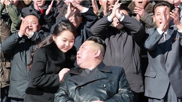 Kim Jong Un und seine Tochter, die laut Angaben mit Wissenschaftlern und Arbeitern für ein Foto zusammen stehen.
