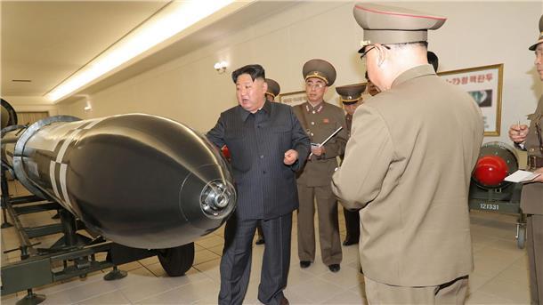Nuklearmaterial: Nordkorea will Produktion steigern Kim Jong Un während eines Besuchs des Nuklearwaffeninstituts von Nordkorea in Pjöngjang.