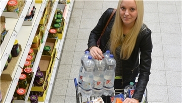 Kim Pechmann mit dem staatlich empfohlenen Notvorrat: 48,4 Kilogramm Lebensmittel pro Person.