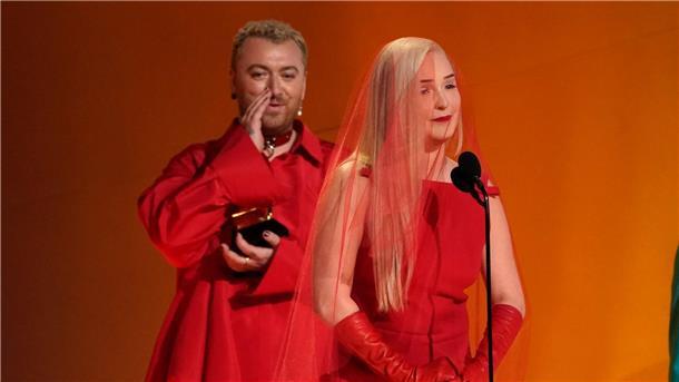 Kim Petras (r) und Sam Smith nehmen den Preis für die beste Pop-Duo/Gruppen-Performance entgegen.