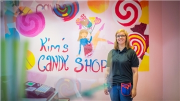 Kim Sarah Wendt-Wehmeyer eröffnet ihren Candyshop-Pop-up-Store in der Bremerhavener „Bürger“.