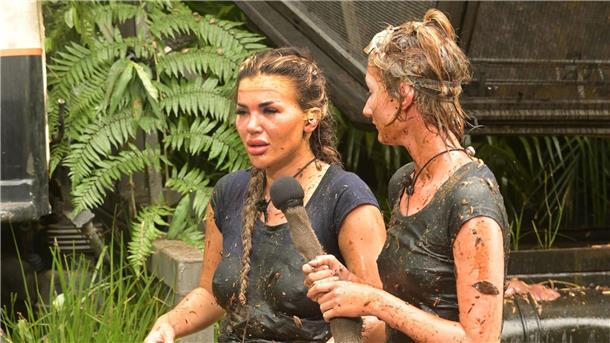 Explosive Dreiecksbeziehung im Dschungelcamp Kim Virginia (l) ist entrüstet über eine Mitcamperin.