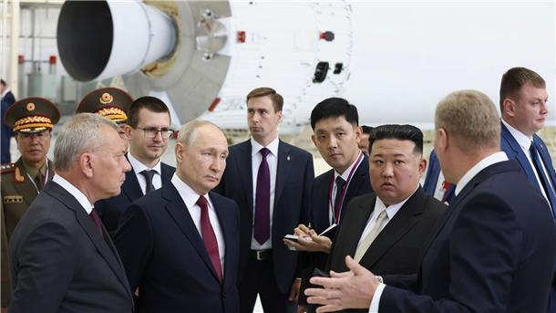 Kim verspricht Putin Unterstützung im Ukraine-Krieg Kim zeigte laut Putin großes Interesse an der Raketentechnik. Medienberichten zufolge stellte der nordkoreanische Machthaber während der Besichtigung viele Fragen zum russischen Raketenprogramm.